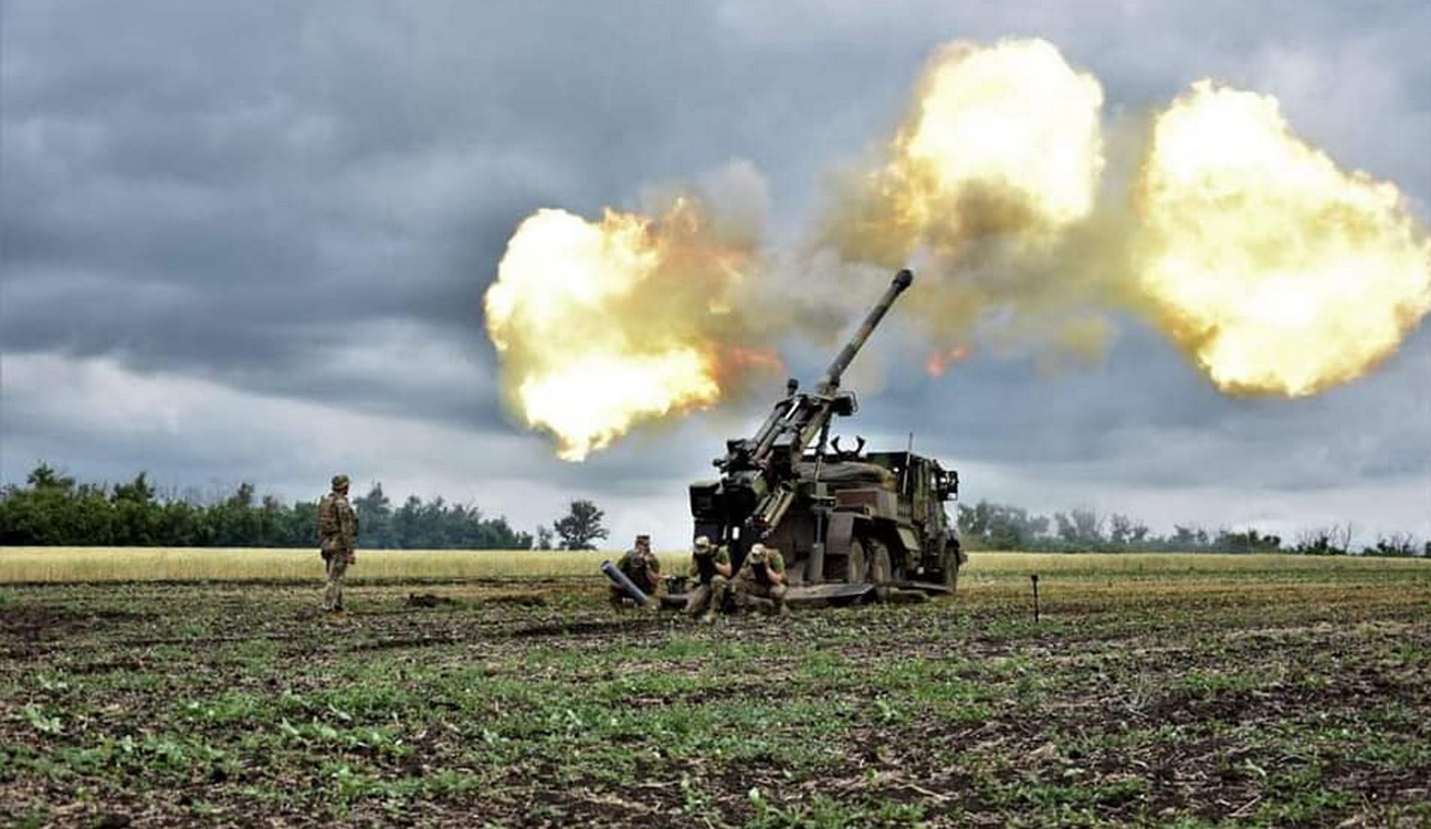 Quân đội Ukraine pháo kích trên chiến trường (ảnh: CNN)