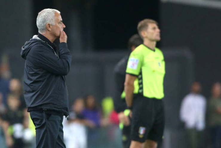 Roma của Mourinho thua đậm 0-4 trước Udinese