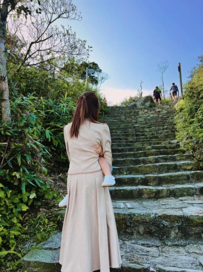 Hòa Minzy dành nhiều thời gian cho con trai&nbsp;(Ảnh: FBNV)