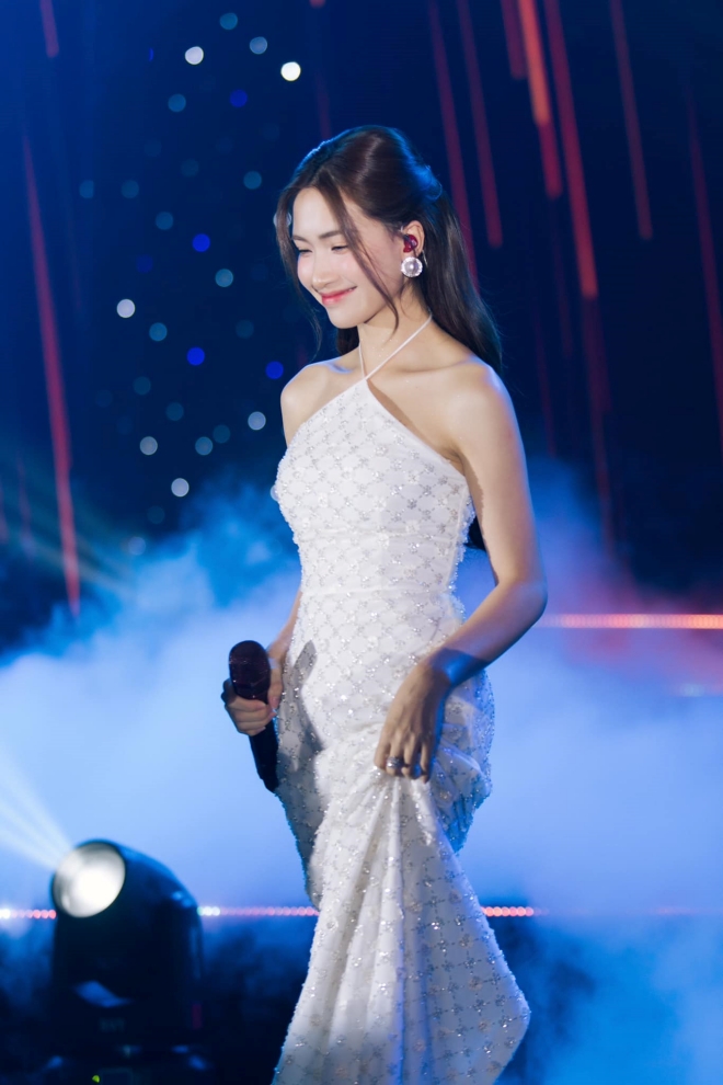Hòa Minzy chạy show miệt mài, thường làm điều này sau khi chia tay bạn trai doanh nhân - 2
