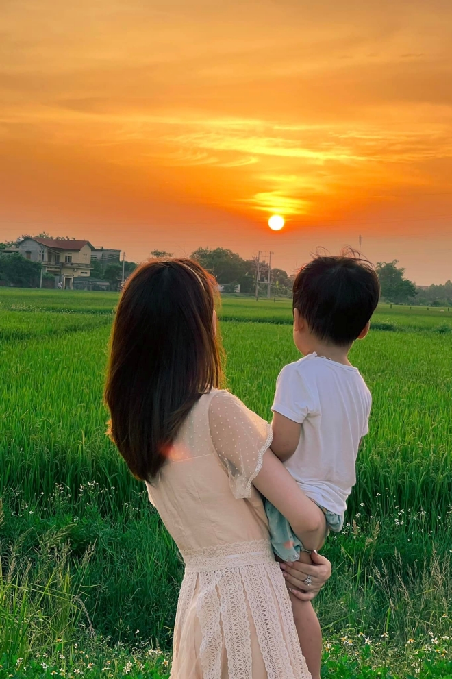 Cách dạy con của Hoà Minzy được nhiều người khen ngợi (Ảnh: FBNV)