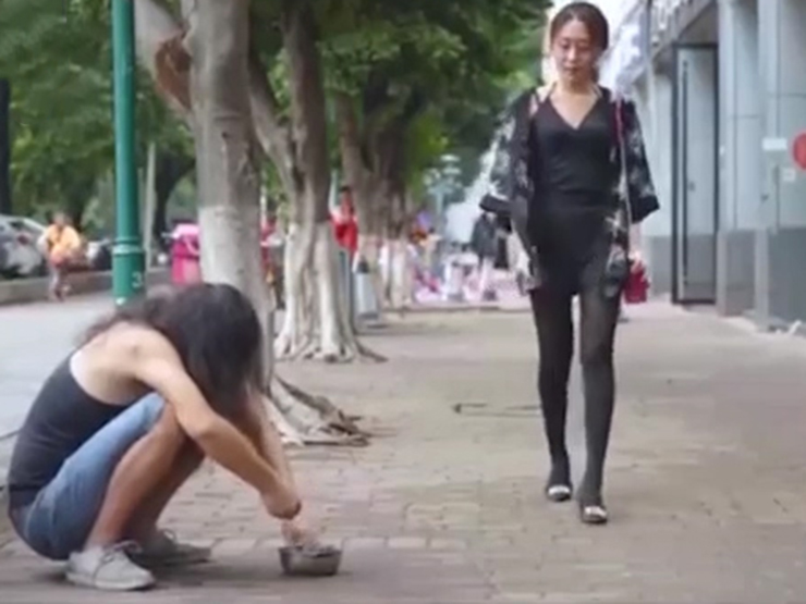 Clip hài hước - Khinh thường bạn trai nghèo khó, người đẹp hối hận không kịp