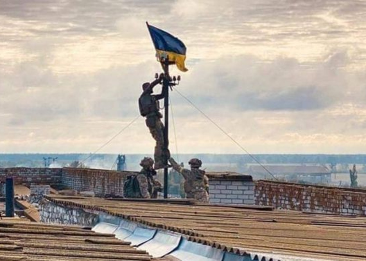 Ảnh binh sĩ Ukraine cắm cờ trên nóc nhà do Phó chánh văn phòng Tổng thống Ukraine đăng tải (ảnh: CNN)