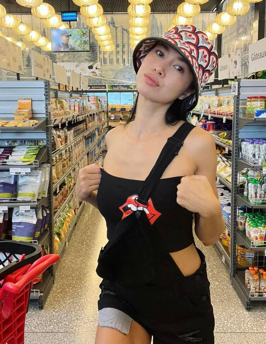 Người đẹp Vũ Ngọc Anh gây chú ý khi diện áo cúp ngực sexy đi siêu thị.