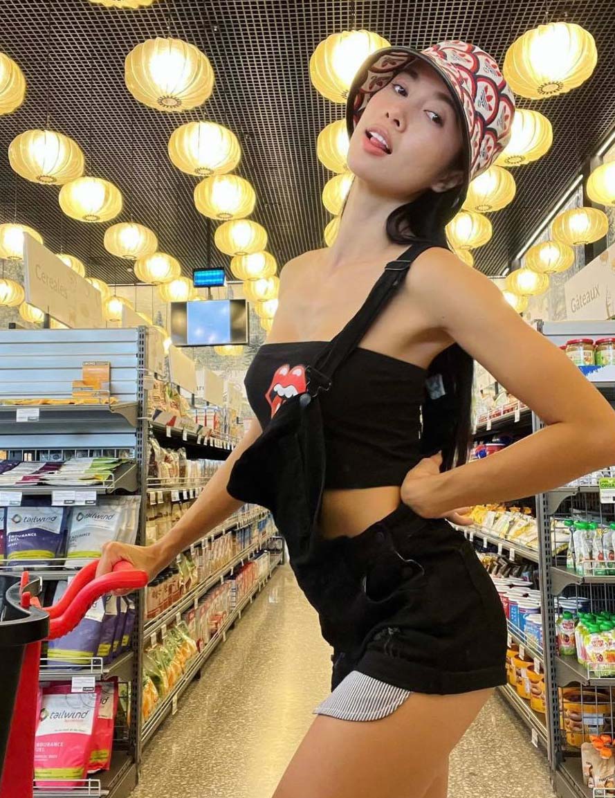 Mỹ nữ Việt thích mặc khoe dáng ở siêu thị gây chú ý, có người từng bị nhắc khéo - 3