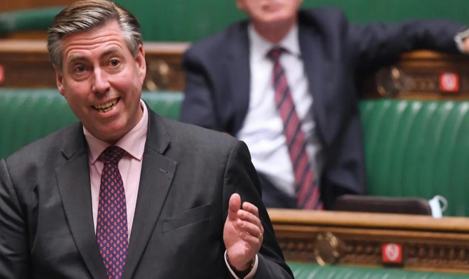 "Tôi xin tuyên bố bà Liz Truss là
người chiến thắng", ông Graham Brady, chủ tịch Ủy ban 1922 chịu
trách nhiệm tổ chức tranh cử của đảng Bảo thủ, phát biểu trong lễ
công bố kết quả chạy đua vào vị trí lãnh đạo đảng tại thủ đô London
hôm nay.