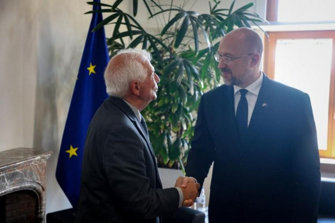 Đại diện Cấp cao về Chính sách An ninh và Đối ngoại của Liên minh châu Âu Josep Borrell, (trái) và Thủ tướng Ukraine - ông Denys Shmyhal. Ảnh: UKRINFORM