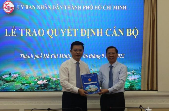 Chủ tịch UBND TP HCM Phan Văn Mãi (phải) trao quyết định phê chuẩn cho ông Võ Đức Thanh