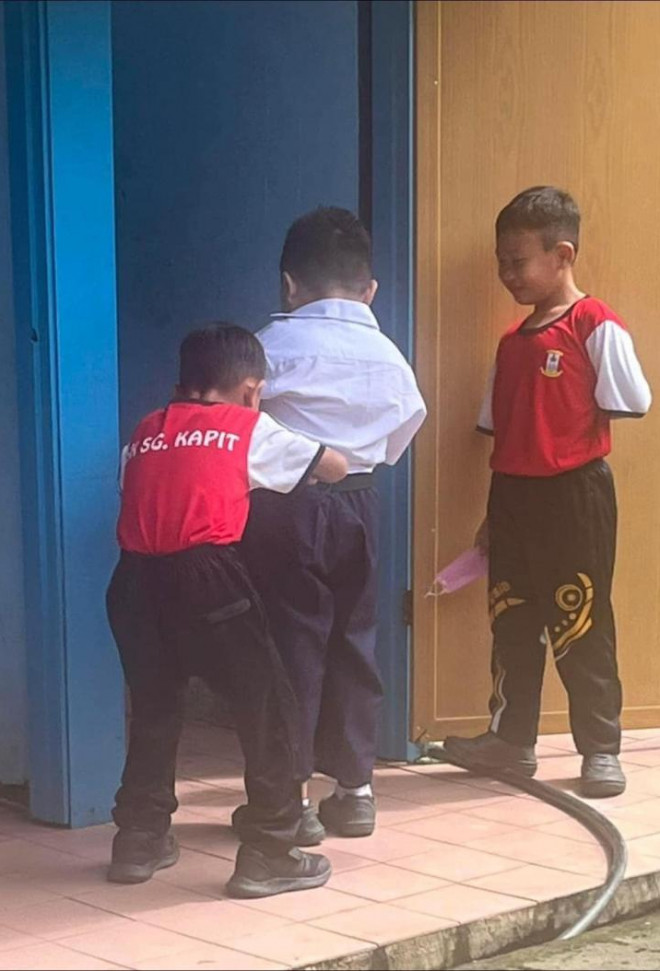Hành động ấm áp của hai cậu bé tiểu học trước cửa nhà vệ sinh khiến dân mạng xuýt xoa - 1