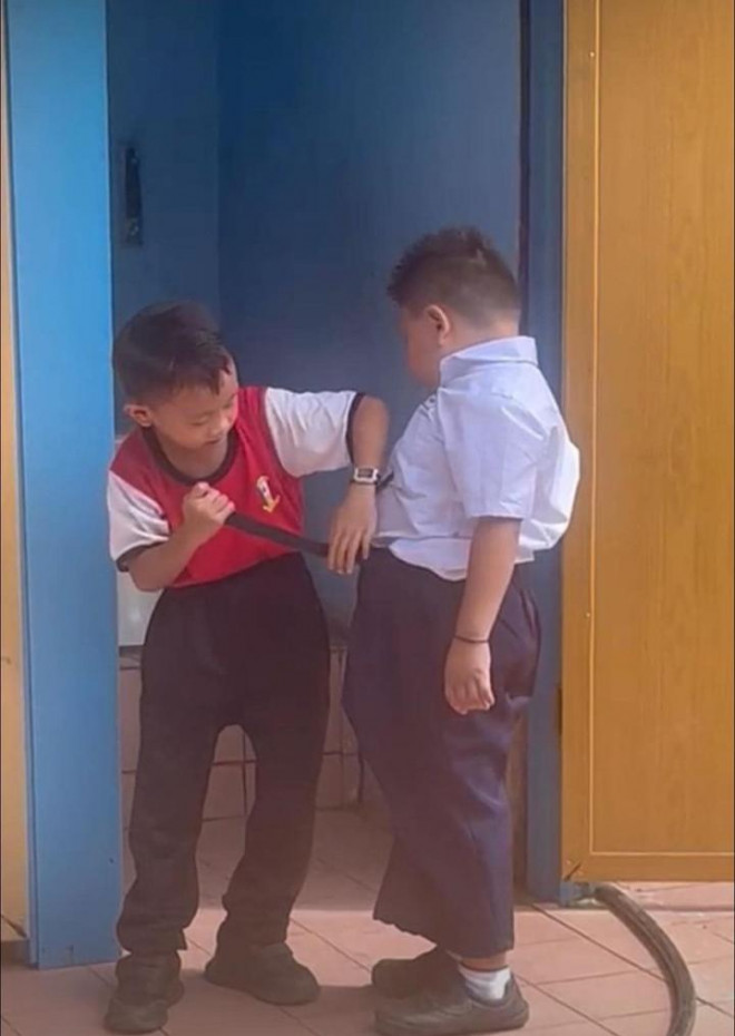 Hành động ấm áp của hai cậu bé tiểu học trước cửa nhà vệ sinh khiến dân mạng xuýt xoa - 3