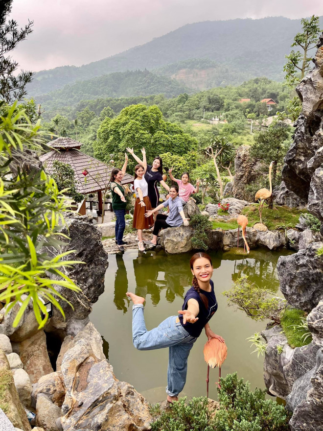 Nơi ở xinh đẹp của Phạm Phương Thảo có sức
quyến rũ đặc biệt với bạn bè, nên mọi người xa gần liên tục tề tựu,
đến thăm vườn và thăm chủ nhân. Phạm Phương Thảo nói, cô gần như
không có thời gian để nghỉ chứ đừng nói đến buồn phiền hay cảm thấy
cô đơn (Ảnh: Nghệ sĩ cung cấp).