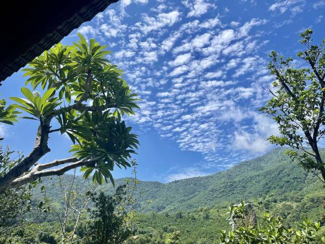 Dù tôi có ở đây hay không, họ cũng lên chơi,
đàn hát. Chỉ cần vài con gà, vài củ khoai, bắp ngô, đốt lửa lên
nướng là có thể lai rai hàn huyên. Ở đây tĩnh tại, ai đến cũng có
thể cảm nhận được nguồn năng lượng từ thiên nhiên tuyệt vời lắm",
Phạm Phương Thảo kể.