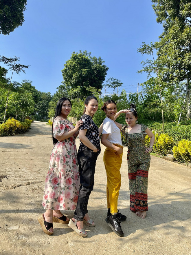 Từ cổng đi vào nhà được bao quanh bởi thiên
nhiên xanh mát.