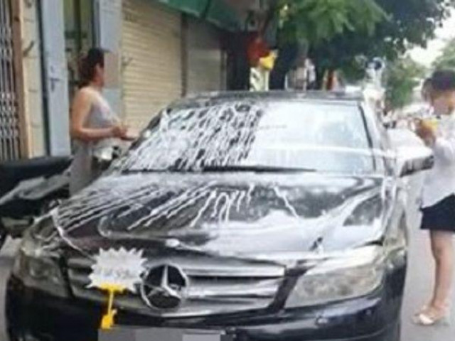 Bạn trẻ - Cuộc sống - Bị người lạ đỗ xe chặn trước cửa, hai cô gái ra tay dằn mặt tài xế thiếu ý thức