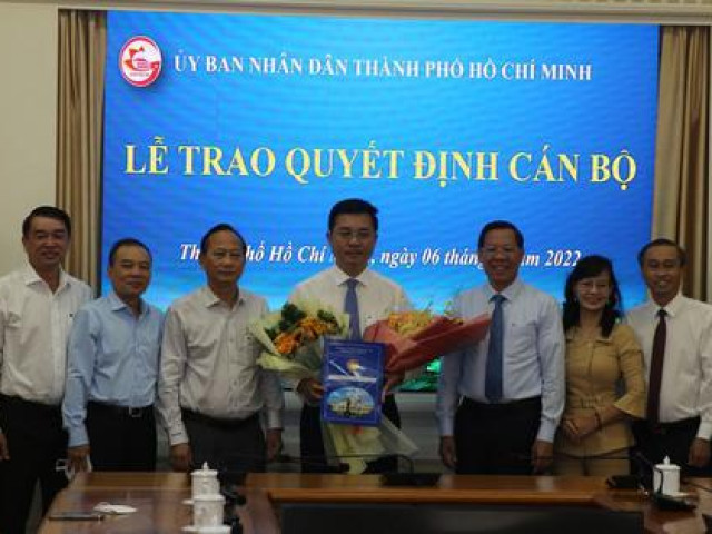 Tin tức trong ngày - Chủ tịch UBND TP HCM trao quyết định cán bộ