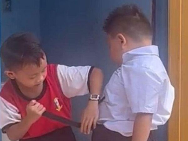 Bạn trẻ - Cuộc sống - Hành động ấm áp của hai cậu bé tiểu học trước cửa nhà vệ sinh khiến dân mạng xuýt xoa