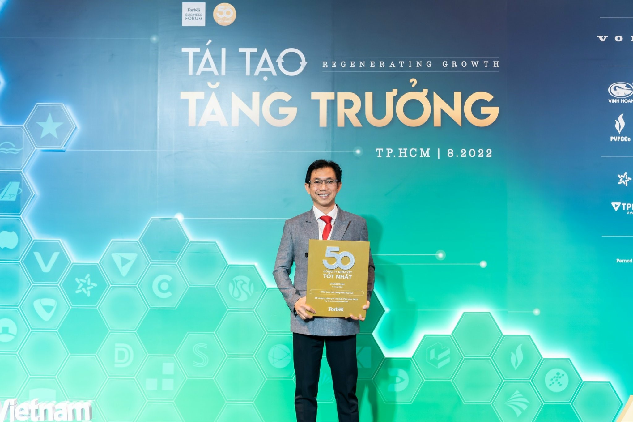 Ông Đoàn Đình Duy Khương – Tổng Giám đốc Điều hành đại diện Dược Hậu Giang nhận giải Top 50 Công ty niêm yết tốt nhất Việt Nam – Forbes bình chọn 10 năm liền.