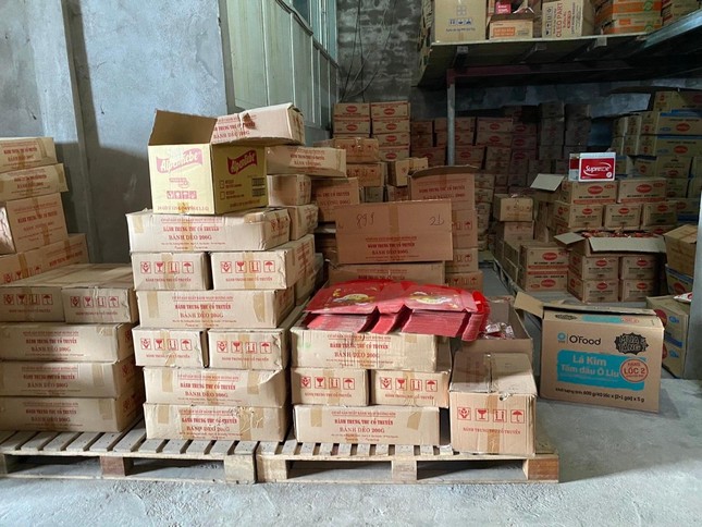 Cơ quan Công an phát hiện và thu giữ 2.500 chiếc bánh trung thu không rõ nguồn gốc, xuất xứ tại kho hàng ở huyện Diễn Châu