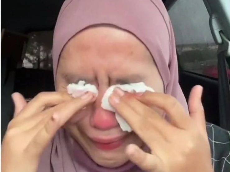 Cô gái khóc cạn nước mắt khi chuyển nhầm tháng lương đầu tiên cho người lạ