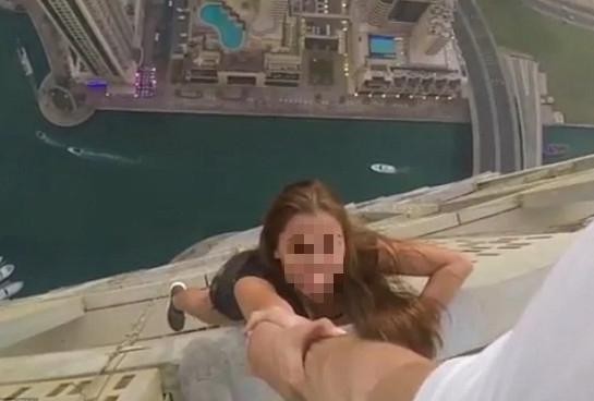 Người mẫu Nga gây tranh cãi với bức ảnh được chụp trong hoàn cảnh vô cùng nguy hiểm: không nệm, không dây bảo hộ, không một biện pháp an toàn nào cả.