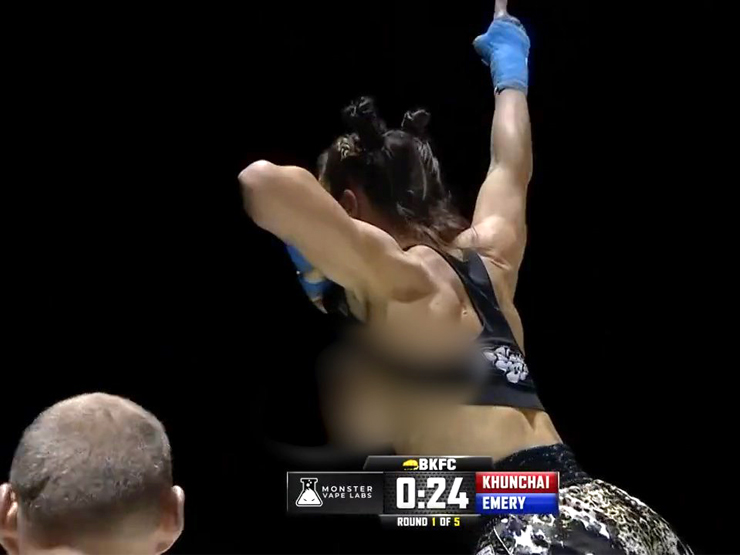 “Ngã ngửa” nữ võ sĩ - cầu thủ khoe luôn vòng 1 sau khi thắng knock-out