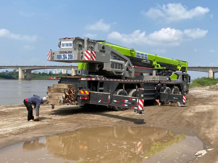 Tin tức trong ngày - Hình ảnh trục vớt thành công xe container rơi xuống sông Hồng từ cầu Thanh Trì