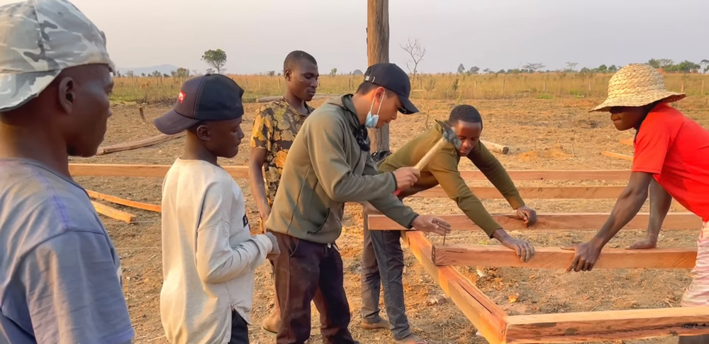 Quang Linh cùng người dân Angola xây dựng trang trại (Nguồn: Quang Linh Vlogs)