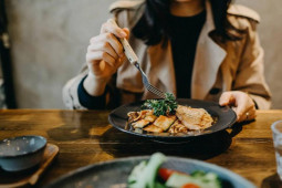 Ẩm thực - 7 cách ăn uống sai lầm khiến bạn già nhanh một cách thầm lặng