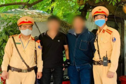 Tin tức trong ngày - Cảnh sát kịp thời "níu chân" thanh niên định nhảy cầu Chương Dương vì áp lực công việc