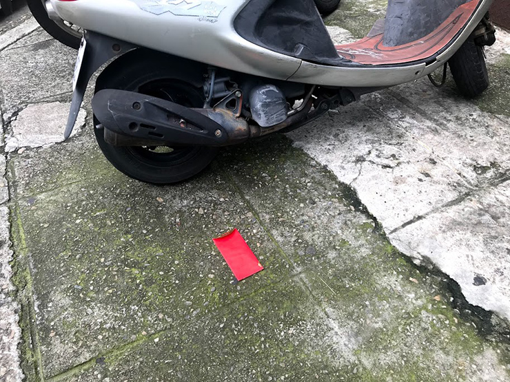 Bạn trẻ - Cuộc sống - Chàng trai nhặt được phong bì đầy tiền và câu chuyện về hủ tục kỳ lạ ở TQ