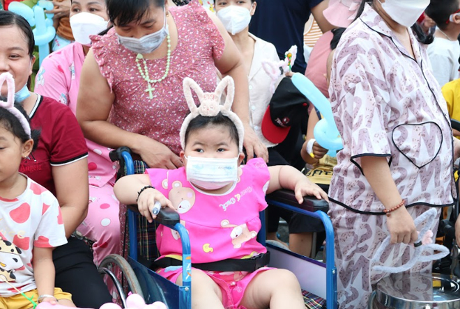 "Hành trình hạnh phúc" - Mang “Trung thu yêu thương” đến với bệnh nhi ung thư - 4