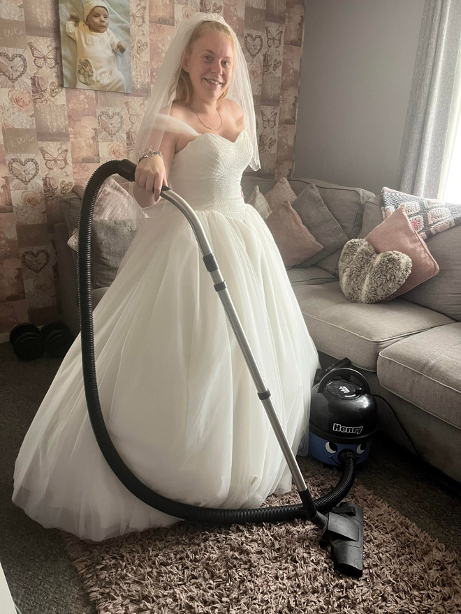 Christie Hewings quyết định mặc lại chiếc váy vài ngày sau đám cưới