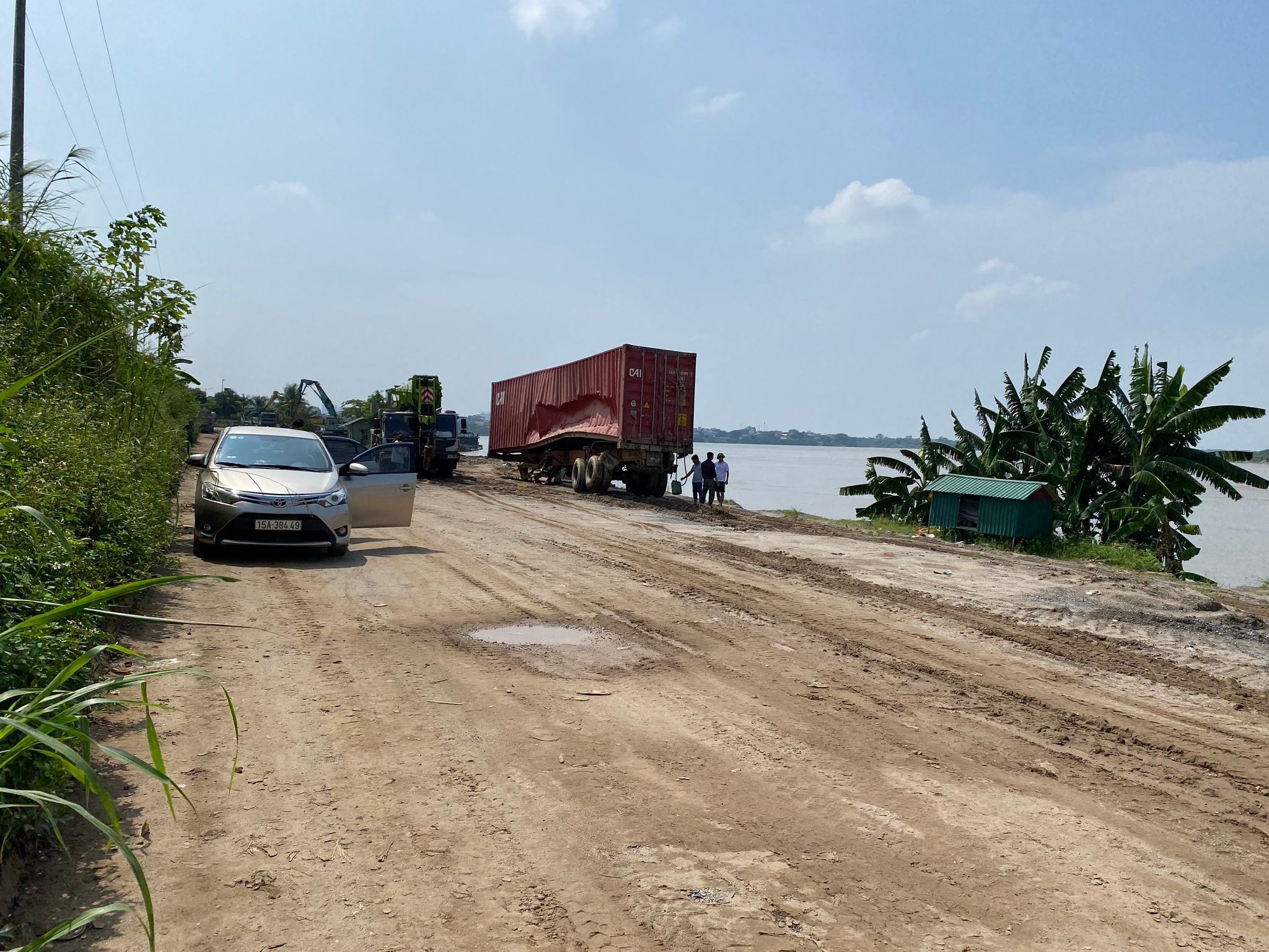 Ngày 6/9, sau nhiều ngày nằm dưới sông Hồng, xe đầu kéo container bị rơi từ trên cầu Thanh Trì (Hà Nội) đã được lực lượng chức năng trục vớt thành công.