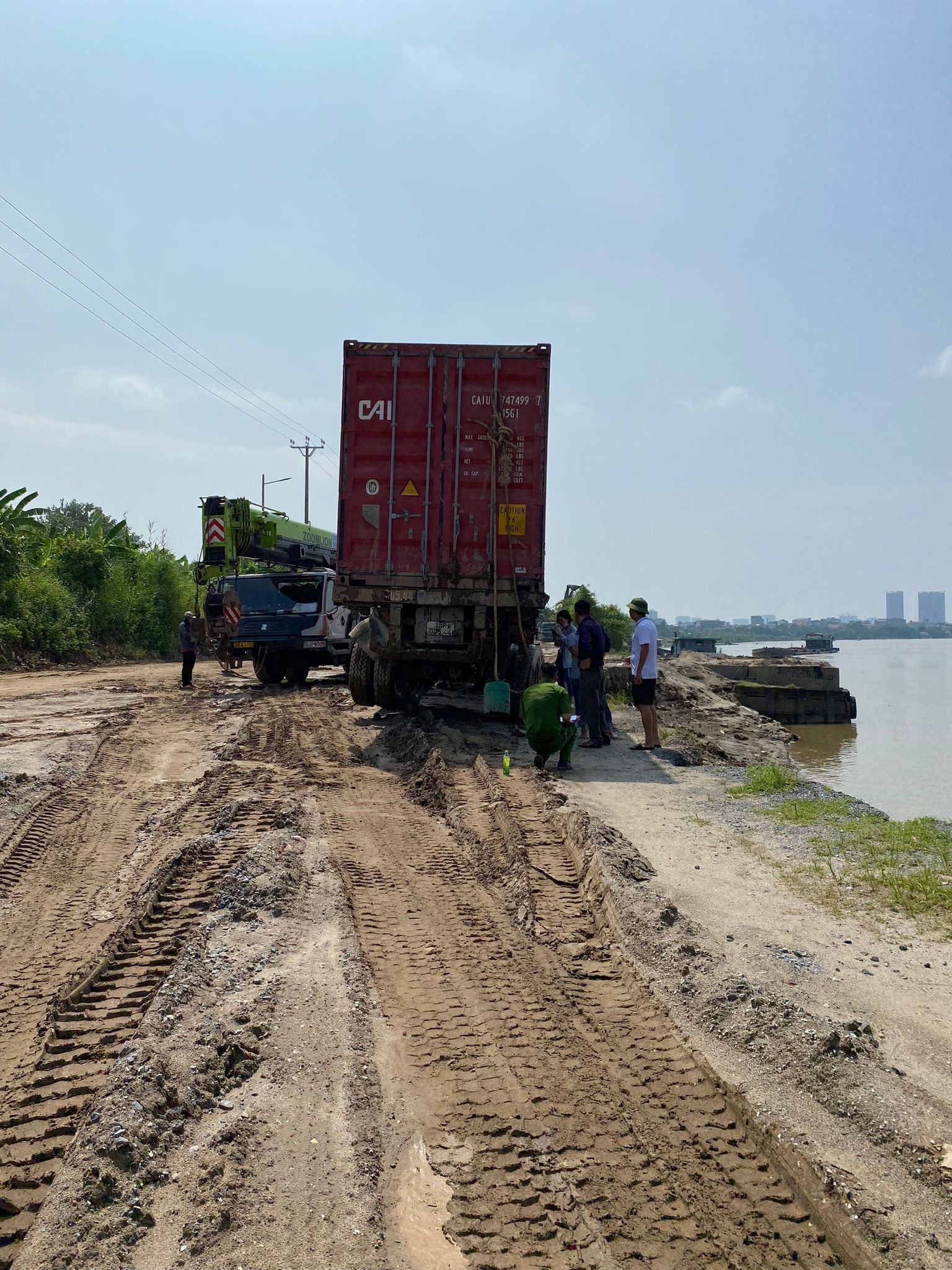 Hình ảnh trục vớt thành công xe container rơi xuống sông Hồng từ cầu Thanh Trì - 3