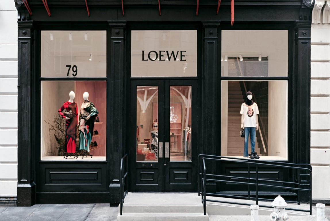 Loewe mở cửa hàng ở Manhattan với nghệ thuật sắp đặt độc đáo - 1