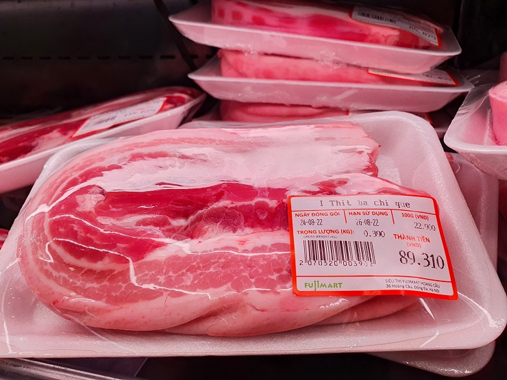 Thịt lợn ba chỉ quế được bán tại siêu thị có giá 229 nghìn đồng/kg.
