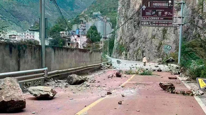 Đất đá rơi xuống một con đường ở Tứ Xuyên sau trận động đất hôm 5/9 (ảnh: CNN)