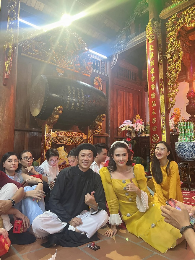 Hoa hậu Phan Thị Mơ cùng nhiều nghệ sĩ đến nhà thờ Tổ của Hoài Linh để dâng hương&nbsp;