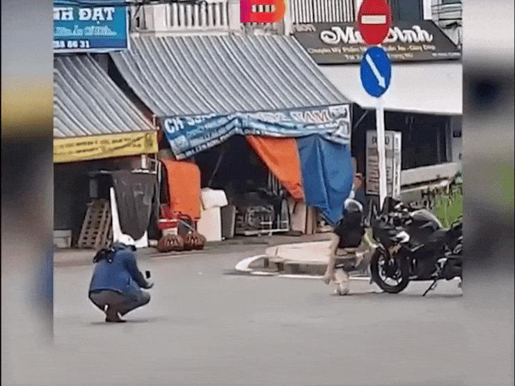 Xe máy - Xe đạp - Cặp đôi biker đang quay clip sống ảo, cướp đi qua "xin nhẹ" cái điện thoại