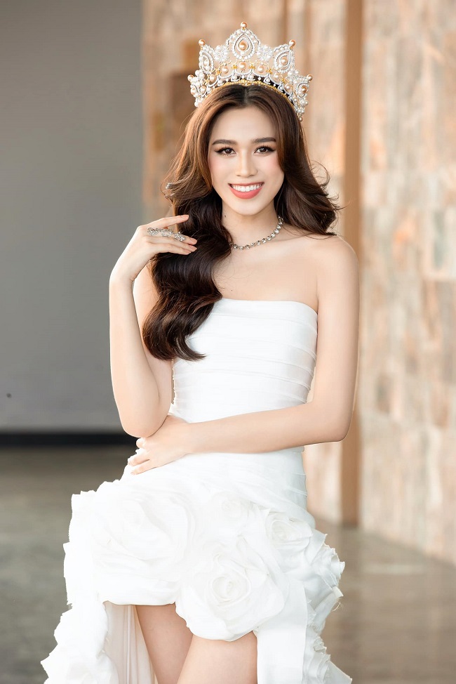 Được biết đến kể từ khi đăng quang Hoa hậu Việt Nam 2020, Đỗ Thị Hà liên tục để lại ấn tượng với khán giả bởi nhan sắc xinh đẹp, đôi chân dài nuột nà.
