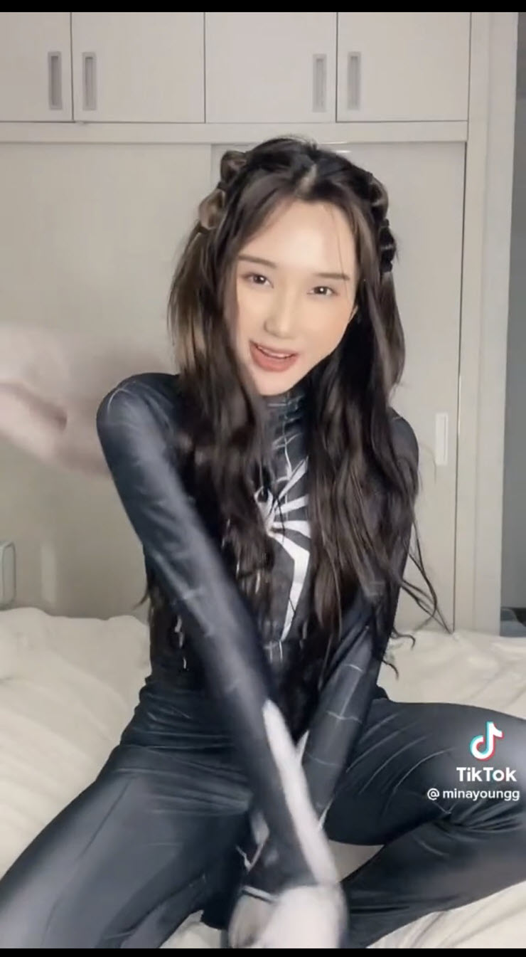 Đu trend Lai Lai, nữ streamer Mina Young hóa thân người nhện đen đầy quyến rũ - 4