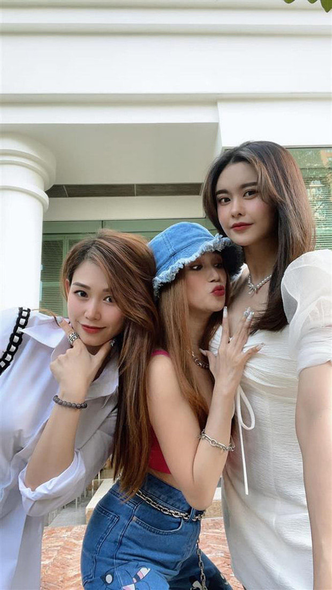 Một cặp "chị chị em em" khác cũng khiến dân tình khó rời mắt khỏi bức hình chính là động tác Sĩ Thanh đặt "tay hư" lên vòng một Trương Quỳnh Anh.
