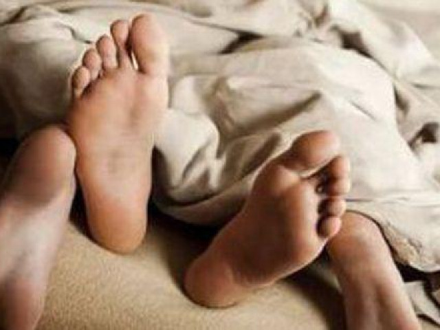 Bạn trẻ - Cuộc sống - Bắt quả tang chồng và nhân tình, vợ chỉ thẳng mặt: "Sao cô có thể gặp gỡ một người đàn ông già dặn như thế này và nghĩ rằng anh ta còn độc thân nhỉ?"