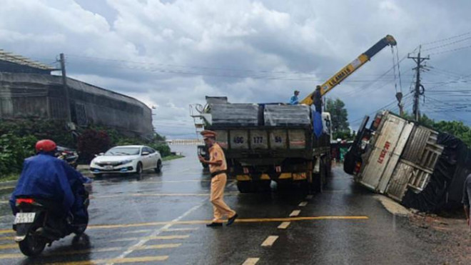 Khởi tố tài xế không GPLX trong vụ xe tải lật, đè chết 2 mẹ con ở Lâm Đồng - 1