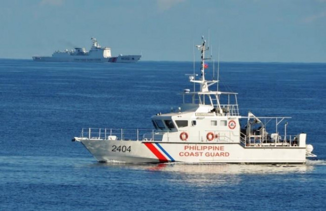 Tàu tuần duyên Philippines và tàu hải cảnh Trung Quốc trong một lần xuất hiện ở Biển Đông.