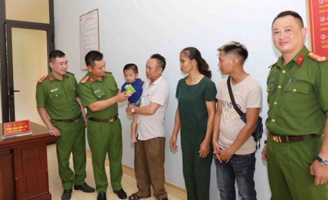 Công an quận Đồ Sơn bàn giao cháu bé cho bố đẻ nuôi dưỡng, chăm sóc