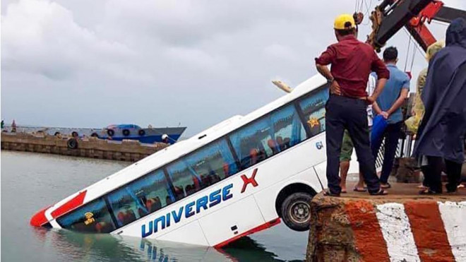 Phú Quốc: Xe khách rơi xuống biển trong lúc lên phà về đất liền - 1