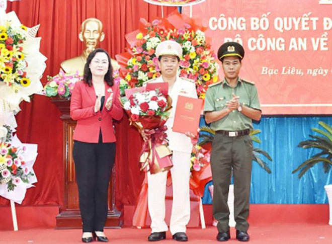 Đại tá Lê Việt Thắng trao quyết định bổ nhiệm Thượng tá Châu Quốc Huy giữ chức vụ Phó Giám đốc Công an tỉnh Bạc Liêu. Ảnh: VGP