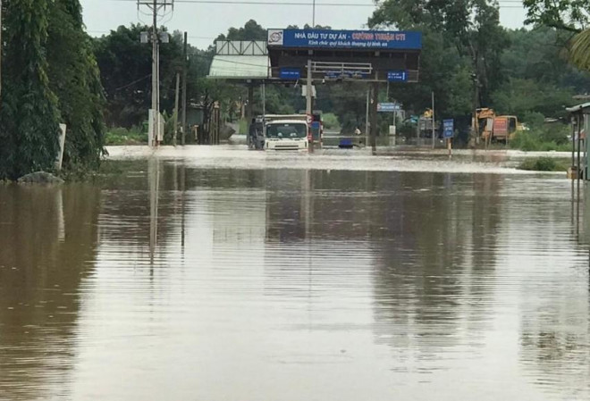 Đồng Nai: Nước tràn vào nhà dân tại TP Biên Hòa sau trận mưa lớn - 3