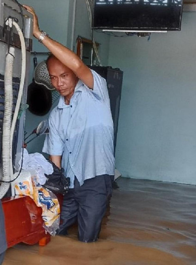 Đồng Nai: Nước tràn vào nhà dân tại TP Biên Hòa sau trận mưa lớn - 2